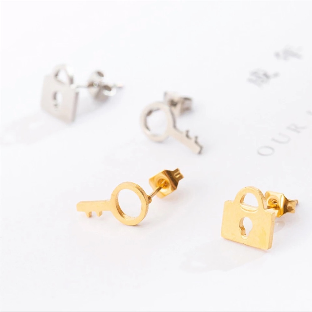 KEY LOCKER MINIMALIST ♡ GOLD Stainless Steel Stud Earrings - Picture 4 of 6